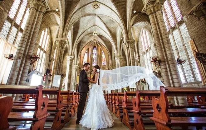 Chụp ảnh cưới ở nhà thờ đá Nha Trang