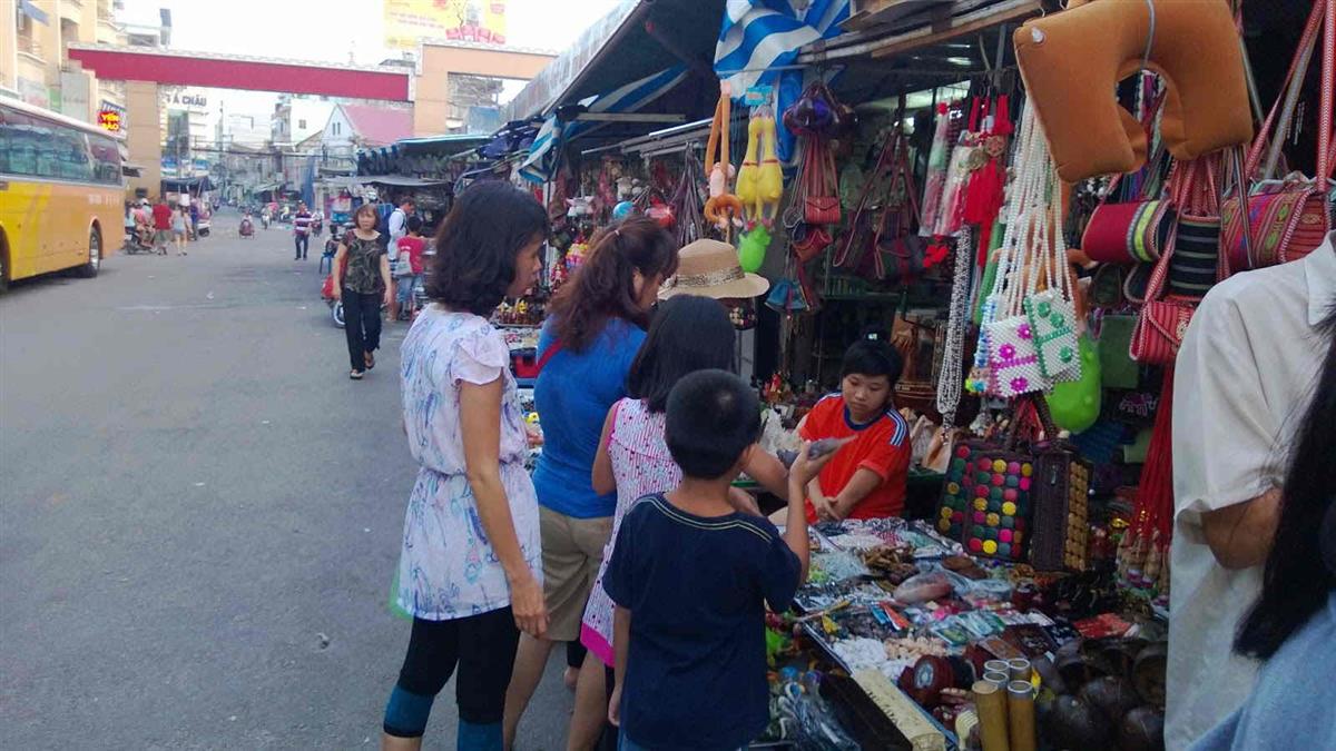 Quầy đồ lưu niệm chợ Đầm Nha Trang