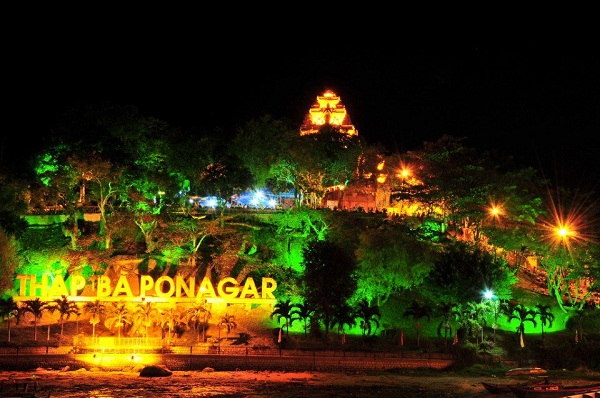 Tháp bà Ponagar Nha Trang về đêm