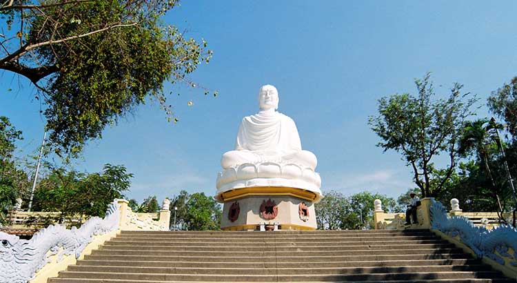 Viếng thăm chùa Long Sơn tại Nha Trang