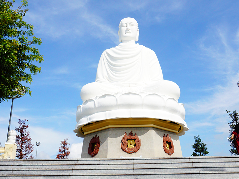Tượng Phật Trắng