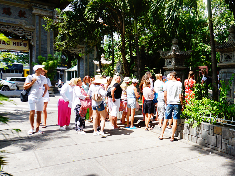 Du khách nước ngoài tham quan ngôi chùa nổi tiếng này