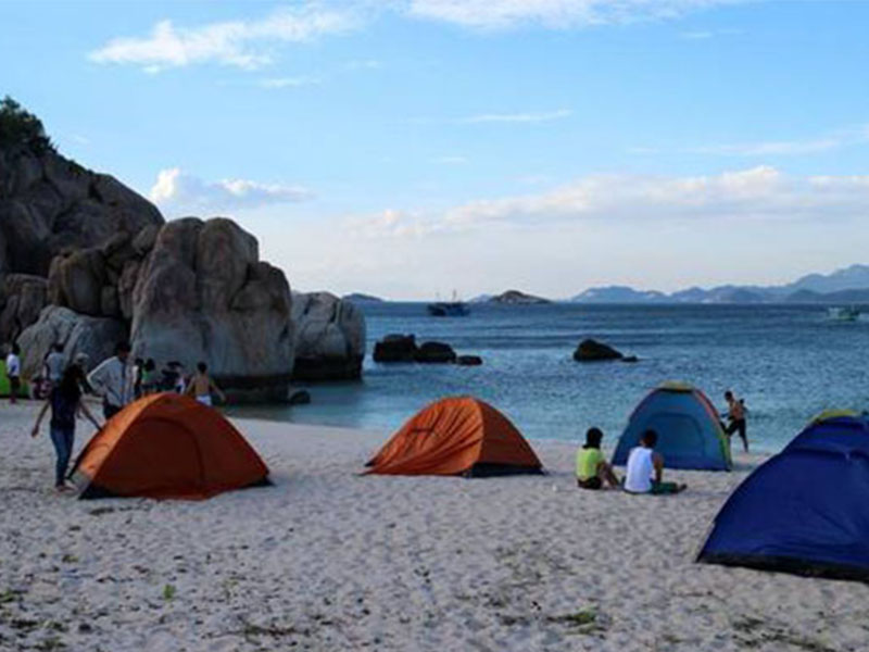 Cắm trại ngay trên biển