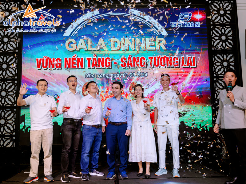 Gala Dinner sang trọng," "bữa tiệc đẳng cấp," "không gian tiệc cao cấp