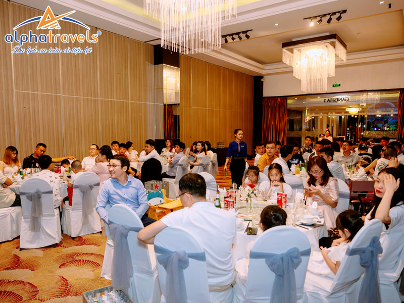 Gala Dinner đẳng cấp với không gian sang trọng, ánh đèn lung linh